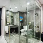 The Arrivals Apartment - Saigon Center - Best View Pool - 10 Stars
